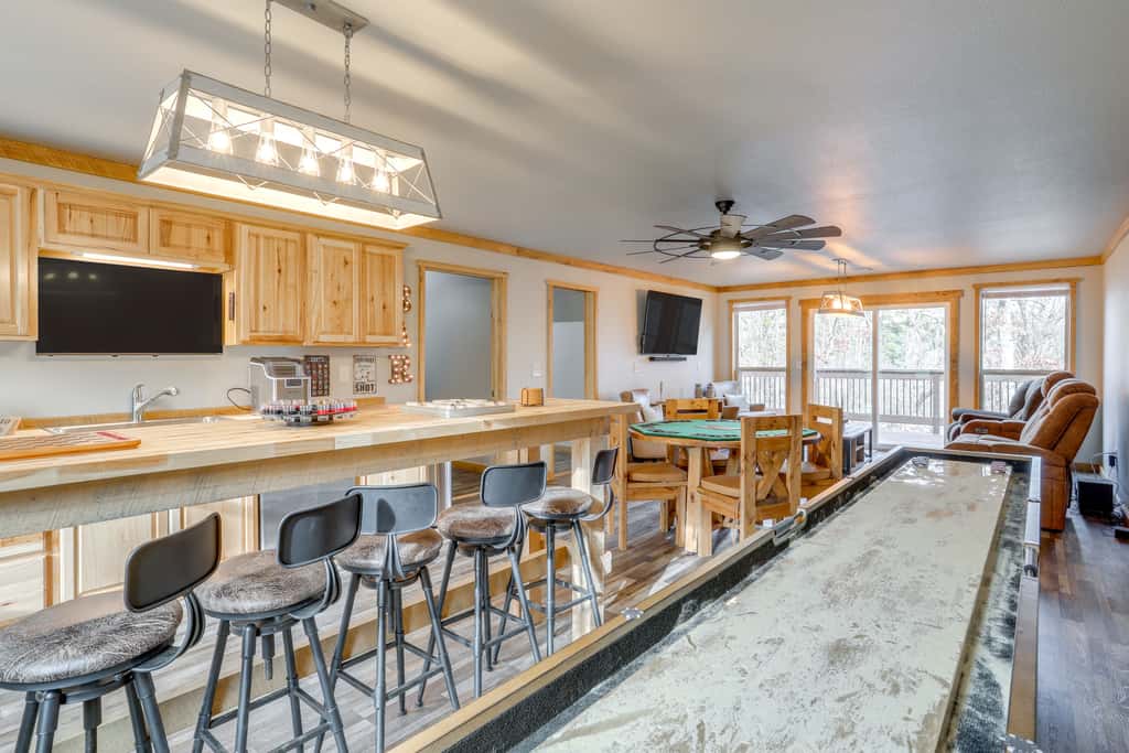 Greers Ferry Lake Access & Deck: Group Getaway!