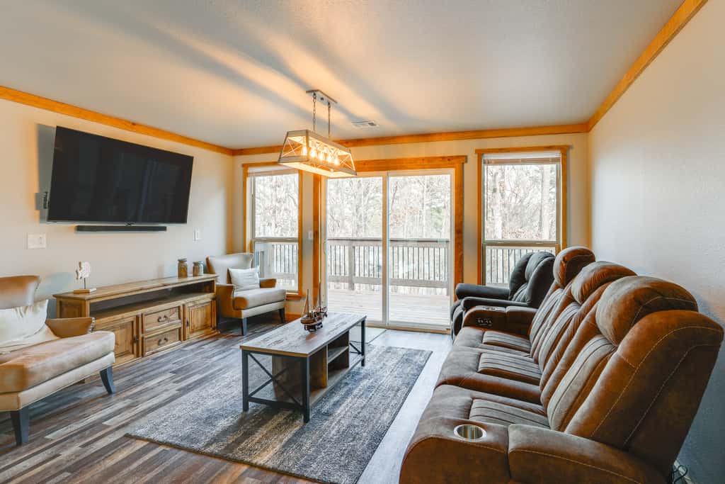 Greers Ferry Lake Access & Deck: Group Getaway!