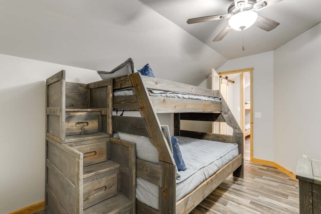 Greers Ferry Lake Access & Deck: Group Getaway!