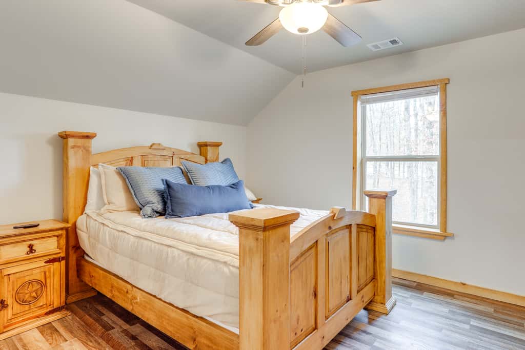 Greers Ferry Lake Access & Deck: Group Getaway!