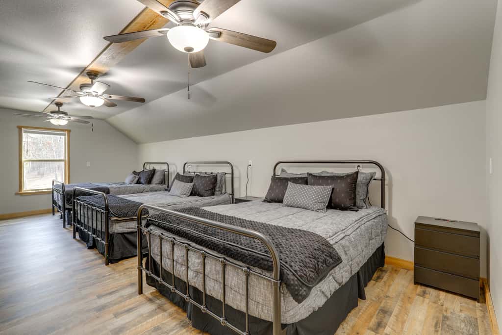 Greers Ferry Lake Access & Deck: Group Getaway!