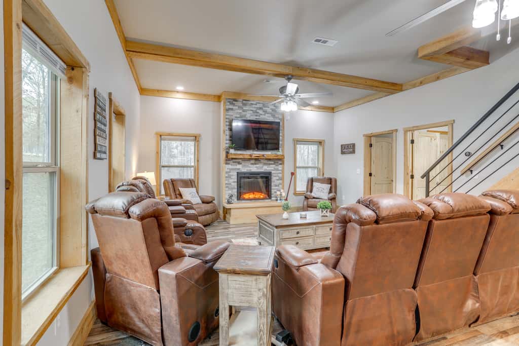 Greers Ferry Lake Access & Deck: Group Getaway!