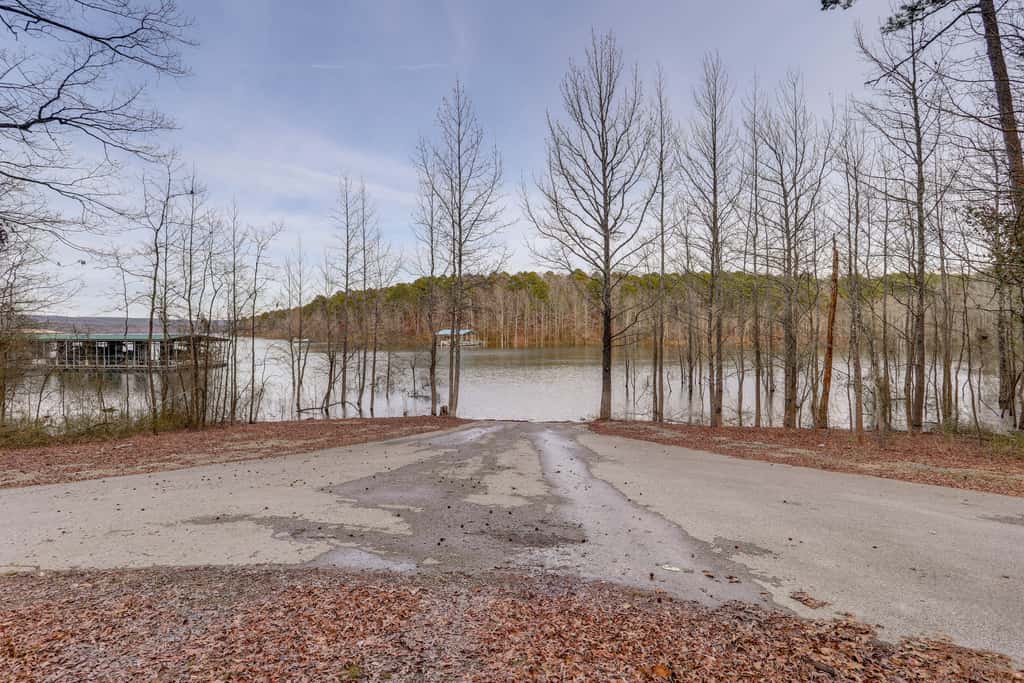 Greers Ferry Lake Access & Deck: Group Getaway!
