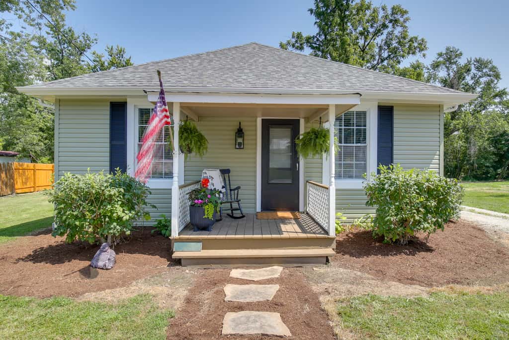 'The Cabernet Cabin' Defiance Home on Katy Trail!