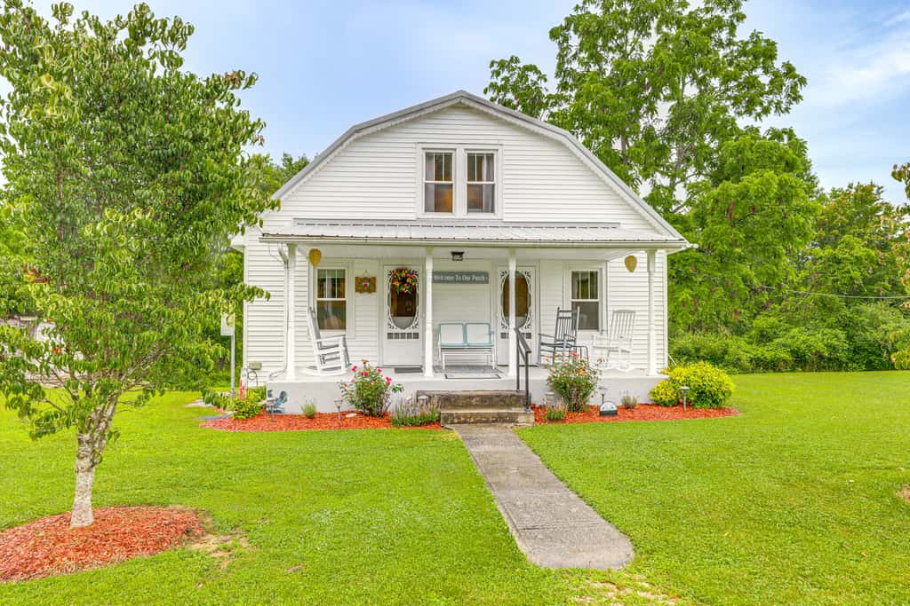 'Grandma's Farm House' on 125 Acres w/ Fire Pit!