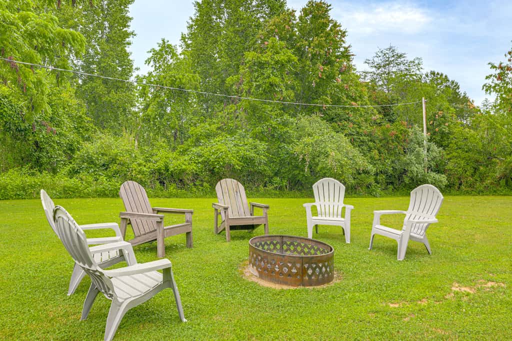 'Grandma's Farm House' on 125 Acres w/ Fire Pit!