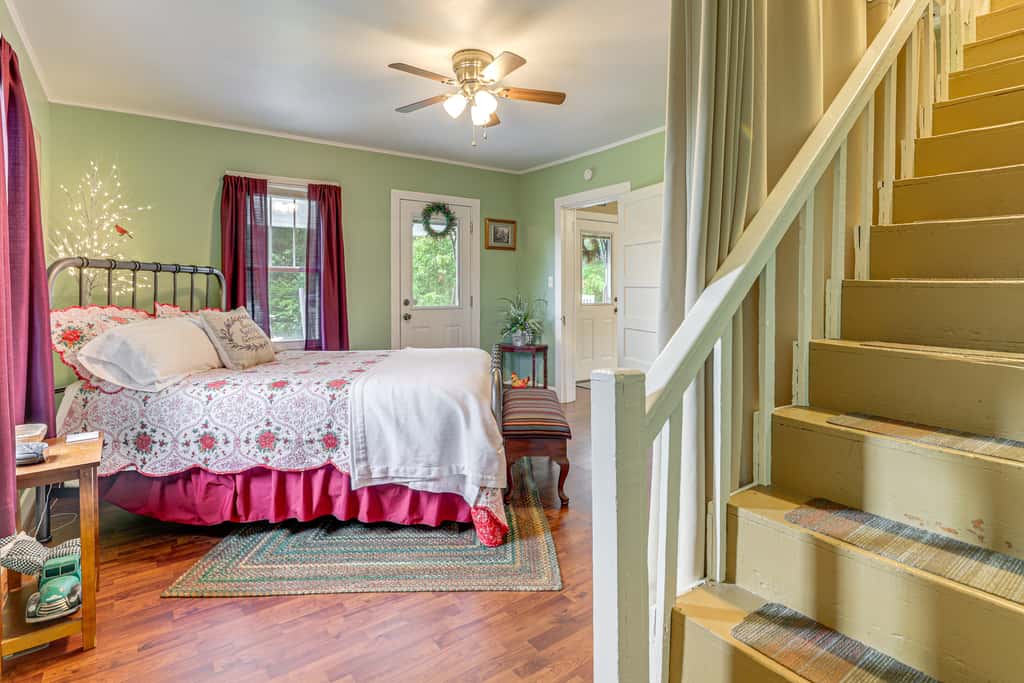 'Grandma's Farm House' on 125 Acres w/ Fire Pit!