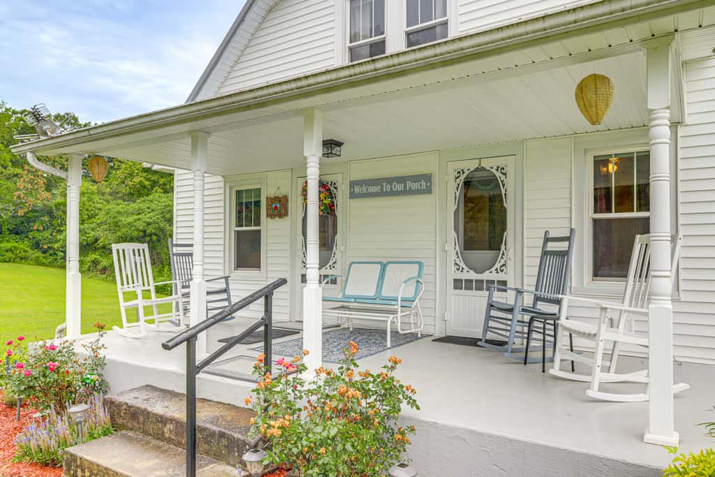 'Grandma's Farm House' on 125 Acres w/ Fire Pit!