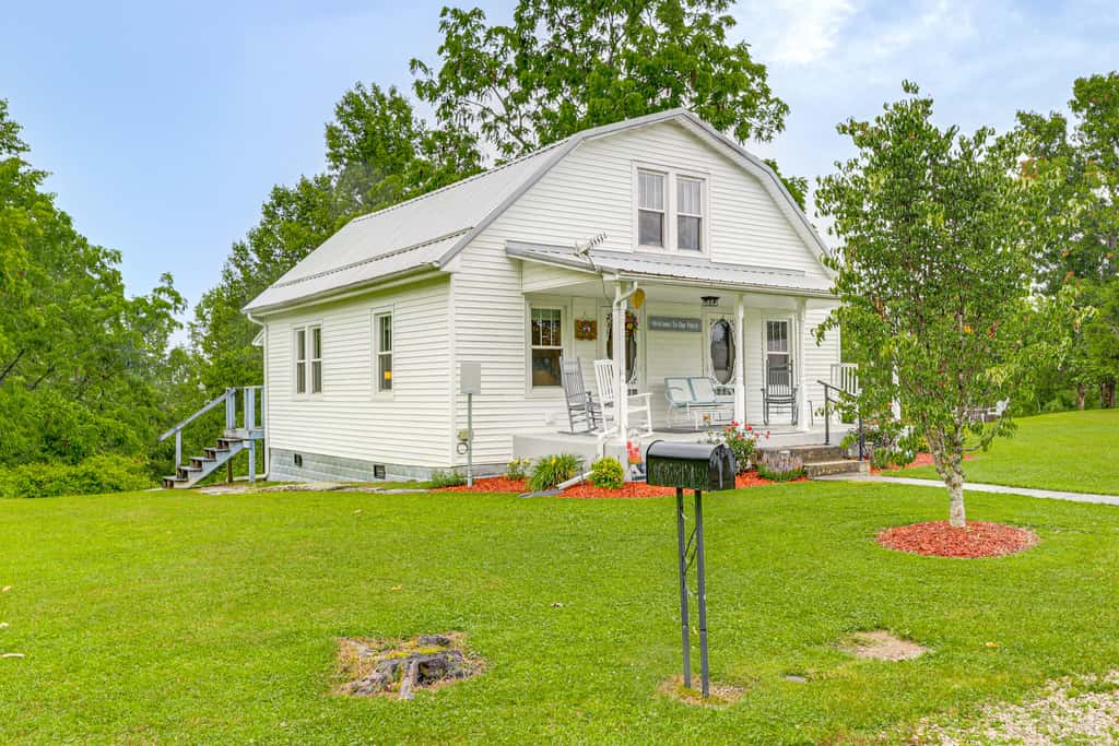 'Grandma's Farm House' on 125 Acres w/ Fire Pit!