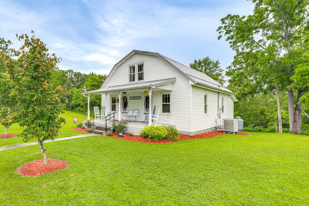 'Grandma's Farm House' on 125 Acres w/ Fire Pit!