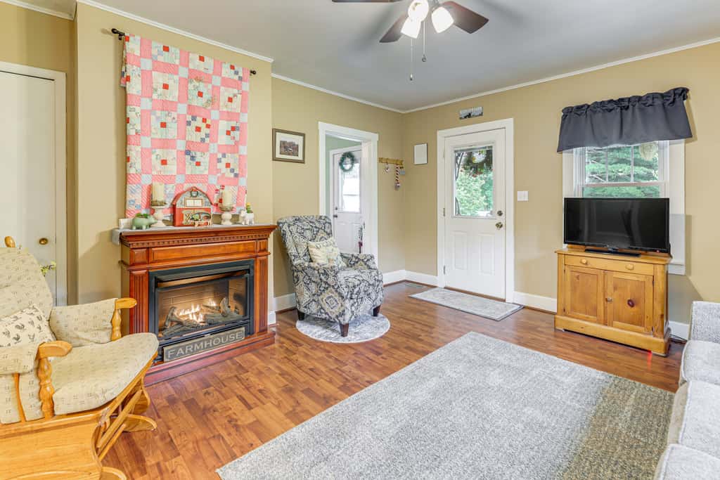 'Grandma's Farm House' on 125 Acres w/ Fire Pit!