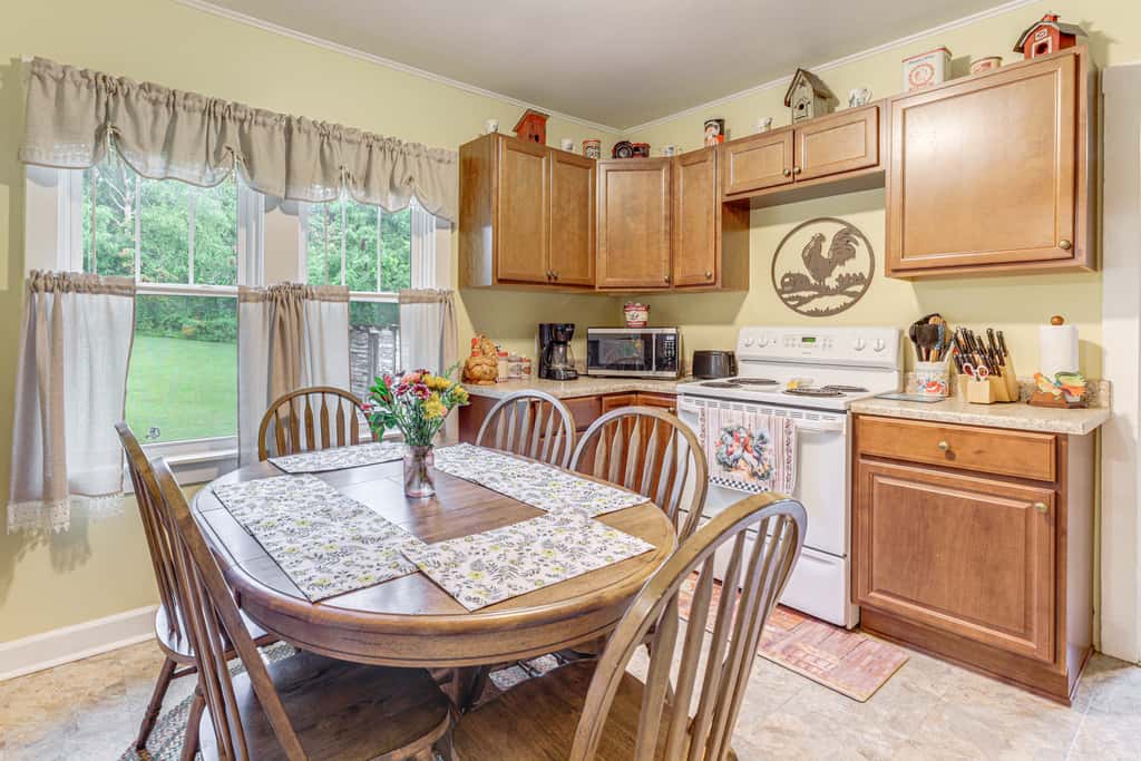 'Grandma's Farm House' on 125 Acres w/ Fire Pit!