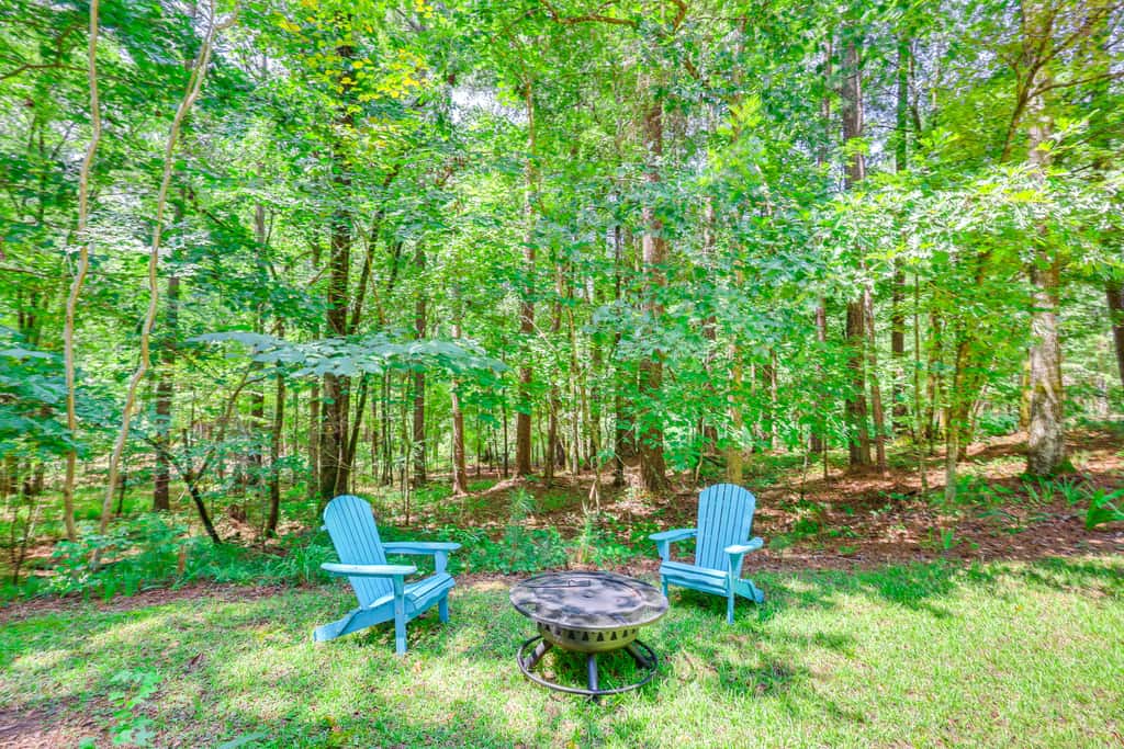 Pet-Friendly Sparta Retreat: Porches & Fire Pit!