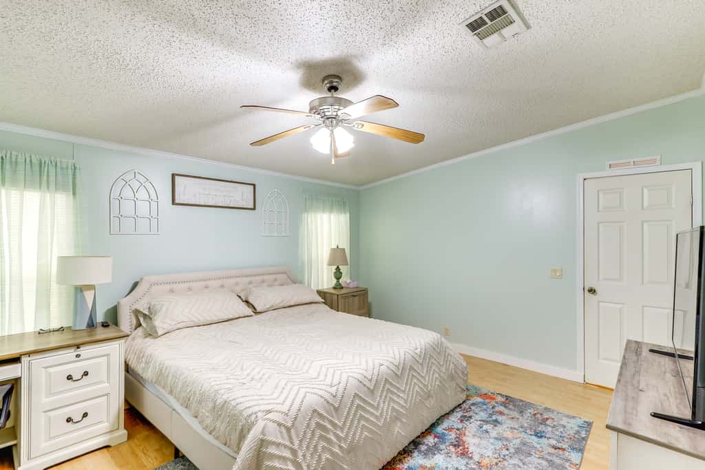 Pet-Friendly Sparta Retreat: Porches & Fire Pit!
