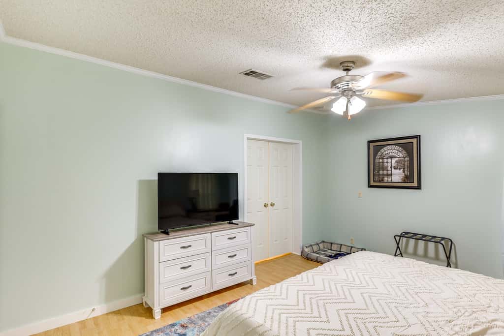 Pet-Friendly Sparta Retreat: Porches & Fire Pit!