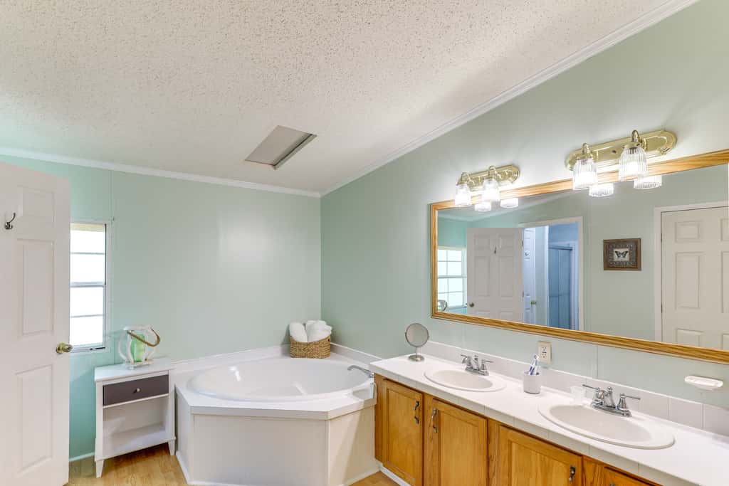Pet-Friendly Sparta Retreat: Porches & Fire Pit!