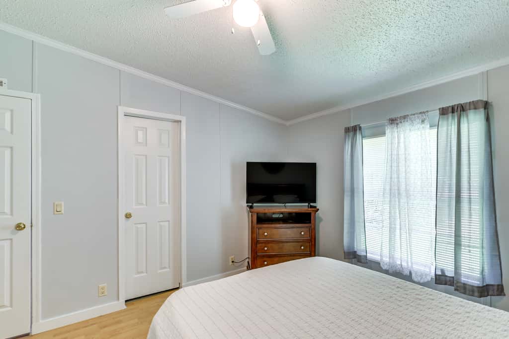 Pet-Friendly Sparta Retreat: Porches & Fire Pit!