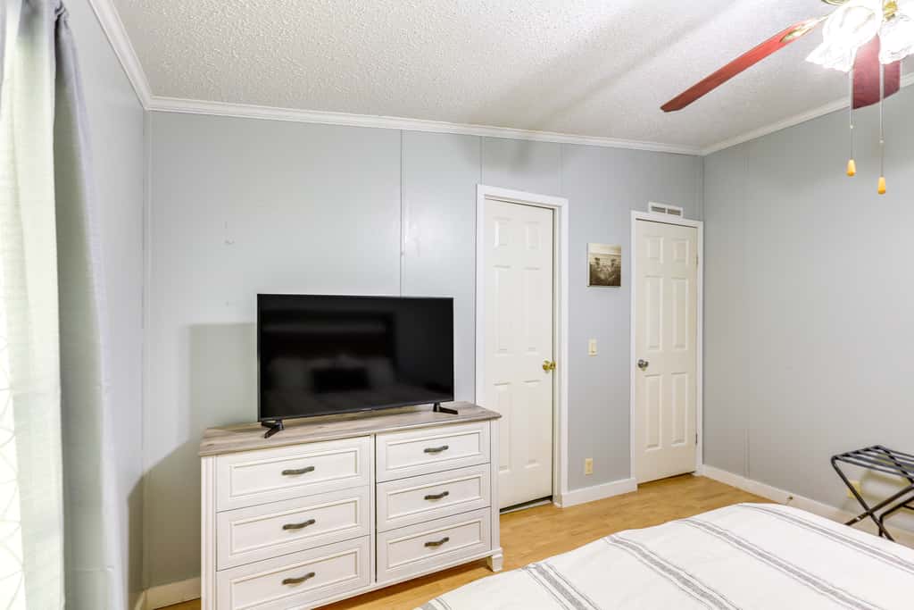 Pet-Friendly Sparta Retreat: Porches & Fire Pit!