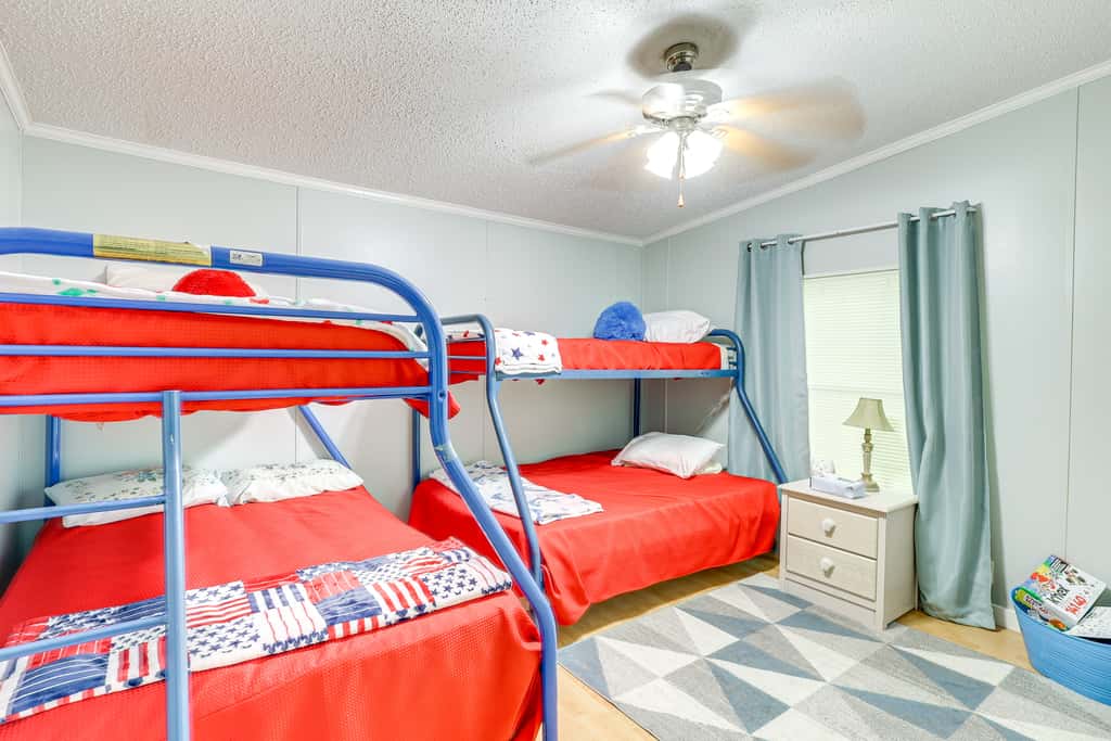 Pet-Friendly Sparta Retreat: Porches & Fire Pit!