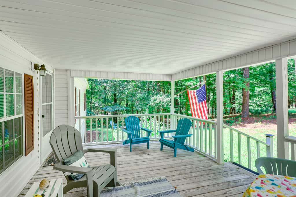 Pet-Friendly Sparta Retreat: Porches & Fire Pit!