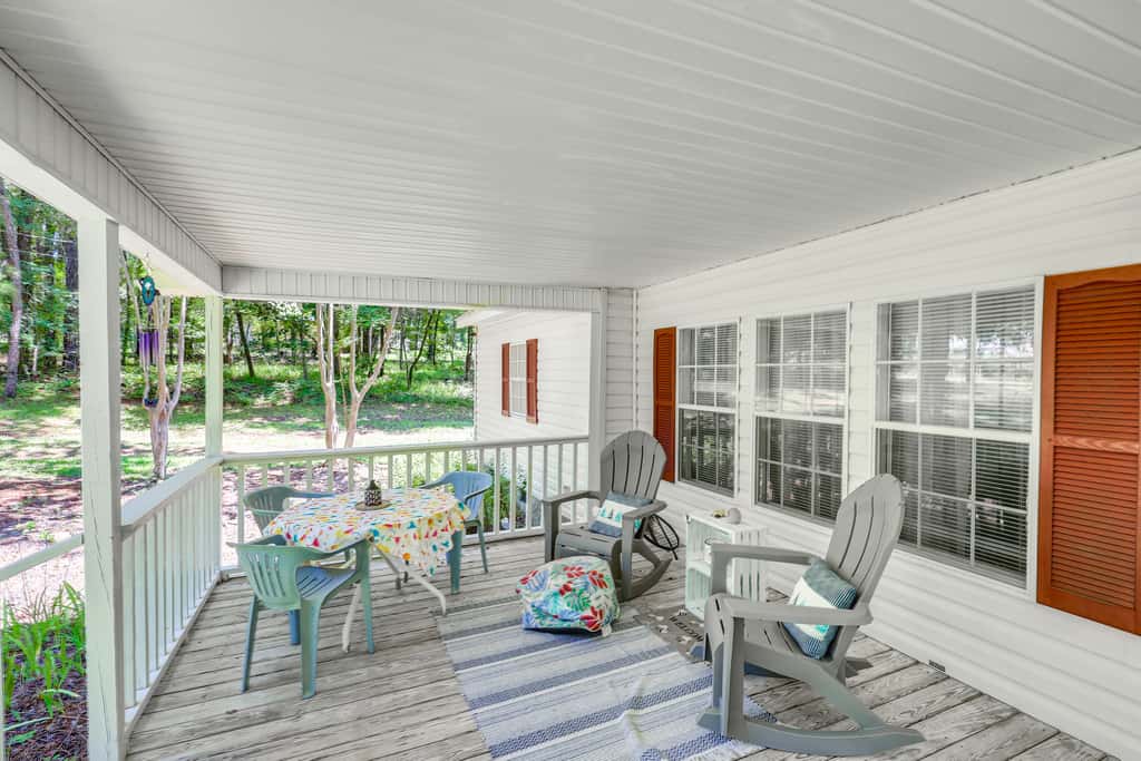 Pet-Friendly Sparta Retreat: Porches & Fire Pit!