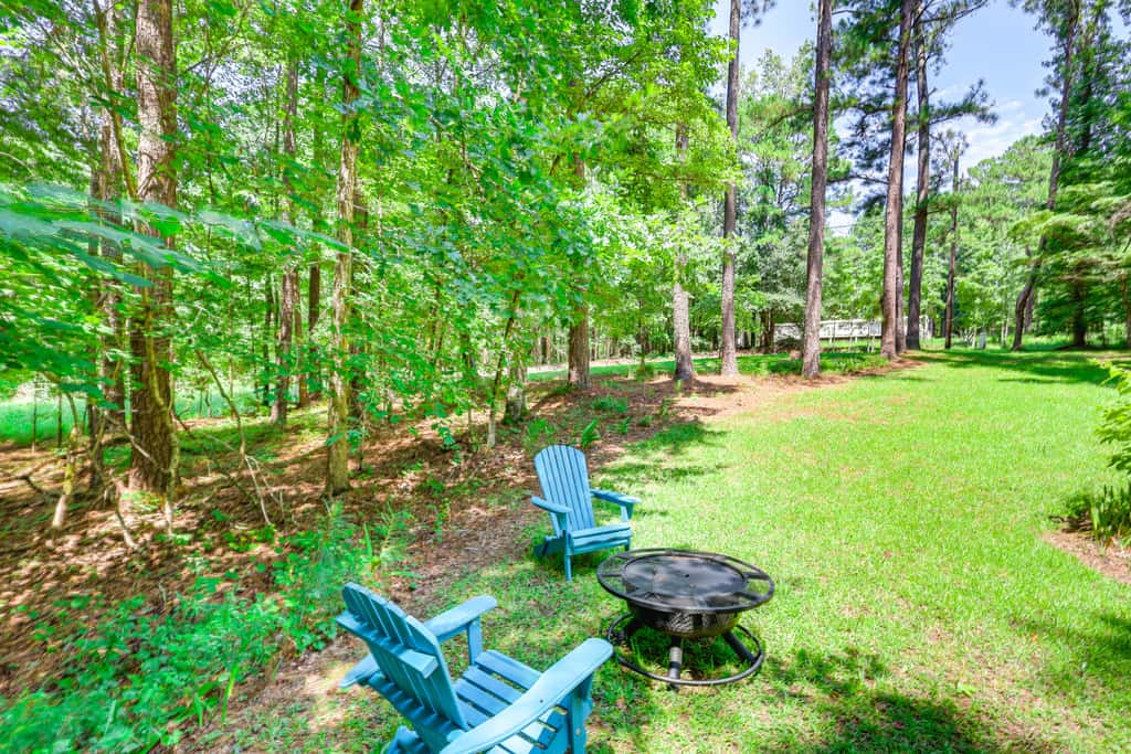 Pet-Friendly Sparta Retreat: Porches & Fire Pit!