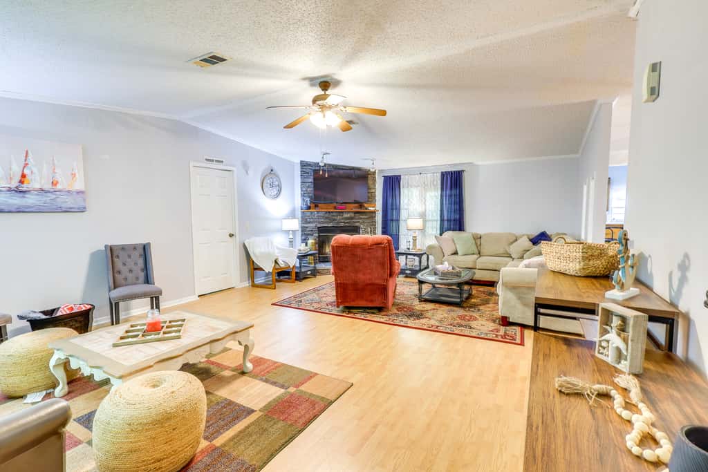 Pet-Friendly Sparta Retreat: Porches & Fire Pit!