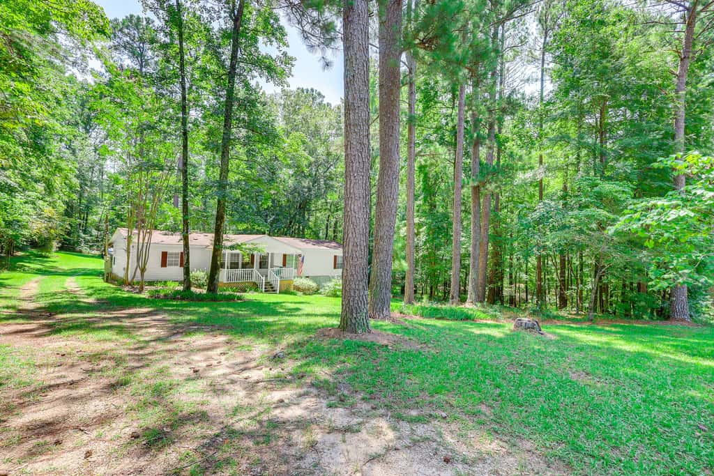 Pet-Friendly Sparta Retreat: Porches & Fire Pit!