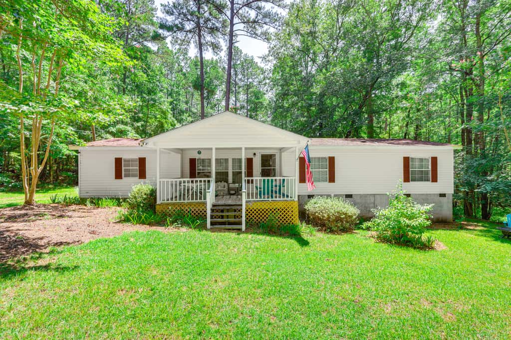 Pet-Friendly Sparta Retreat: Porches & Fire Pit!