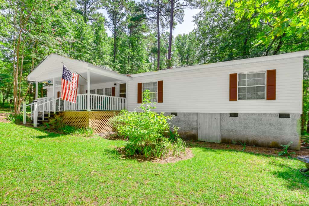 Pet-Friendly Sparta Retreat: Porches & Fire Pit!