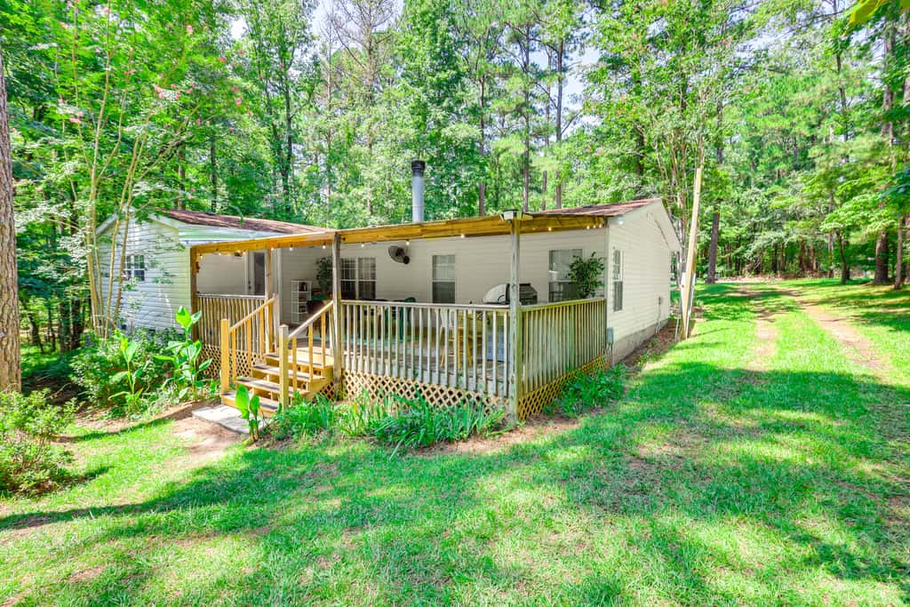 Pet-Friendly Sparta Retreat: Porches & Fire Pit!