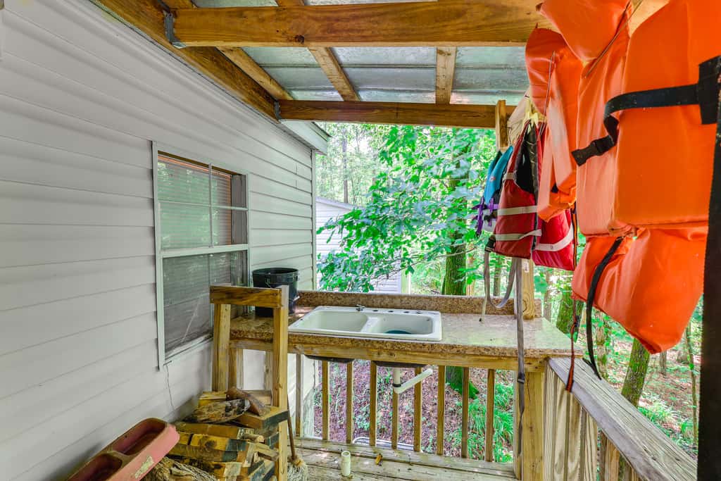 Pet-Friendly Sparta Retreat: Porches & Fire Pit!