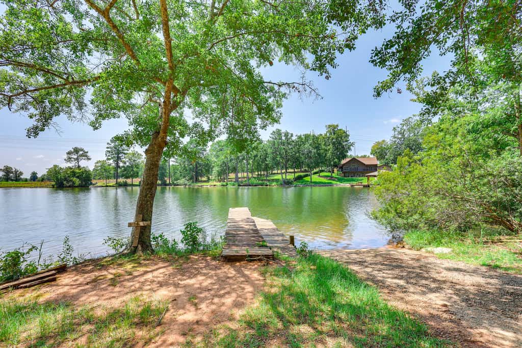 Pet-Friendly Sparta Retreat: Porches & Fire Pit!