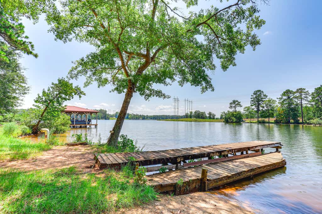 Pet-Friendly Sparta Retreat: Porches & Fire Pit!