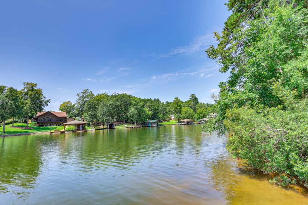 Pet-Friendly Sparta Retreat: Porches & Fire Pit!
