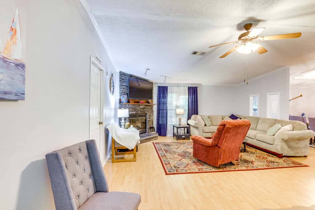 Pet-Friendly Sparta Retreat: Porches & Fire Pit!
