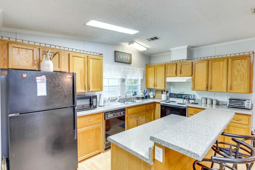 Pet-Friendly Sparta Retreat: Porches & Fire Pit!