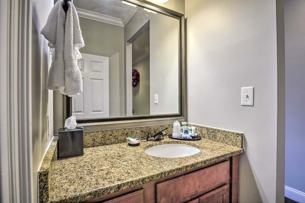Resort-Style Condo/Suite on Golf Course w/ Pool!