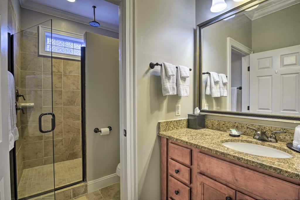 Resort-Style Condo/Suite on Golf Course w/ Pool!