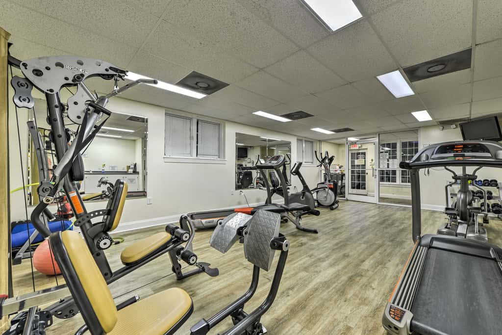 Resort-Style Condo/Suite on Golf Course w/ Pool!