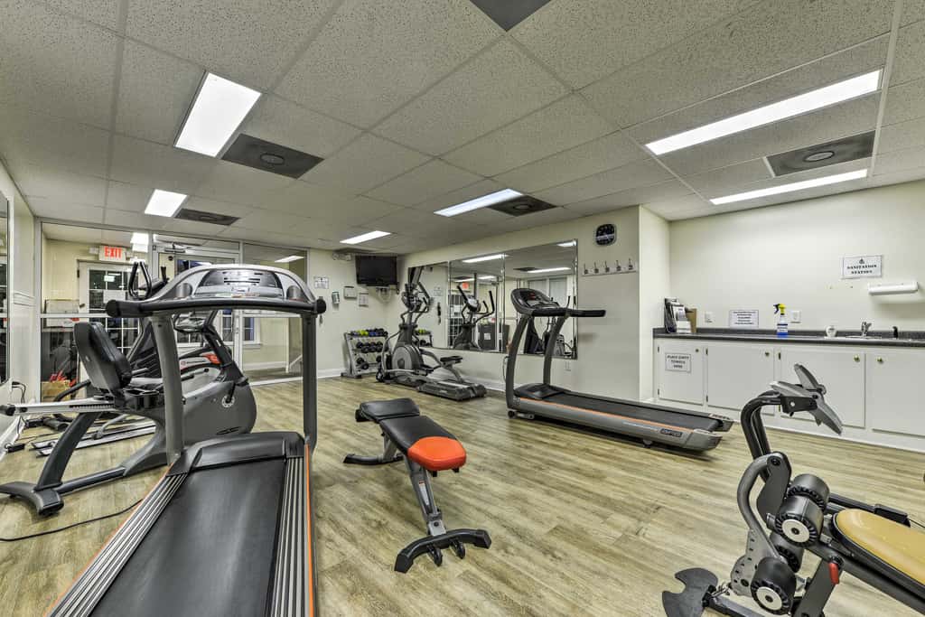 Resort-Style Condo/Suite on Golf Course w/ Pool!