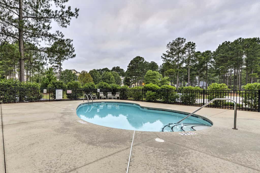 Resort-Style Condo/Suite on Golf Course w/ Pool!