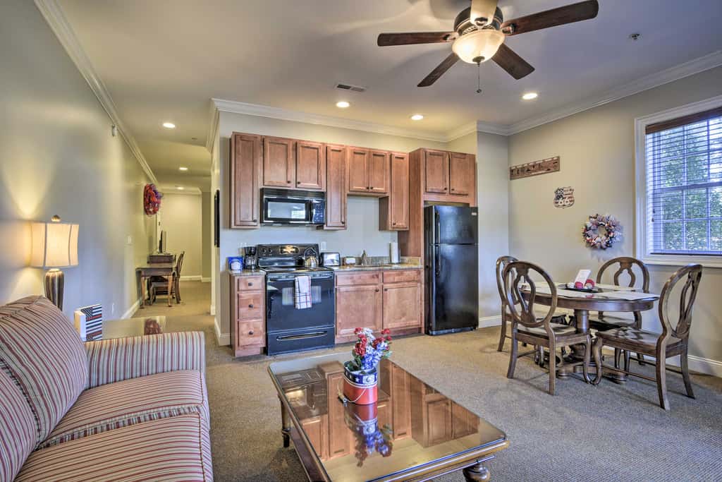 Resort-Style Condo/Suite on Golf Course w/ Pool!