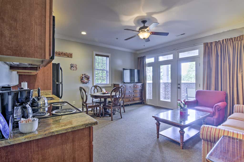 Resort-Style Condo/Suite on Golf Course w/ Pool!