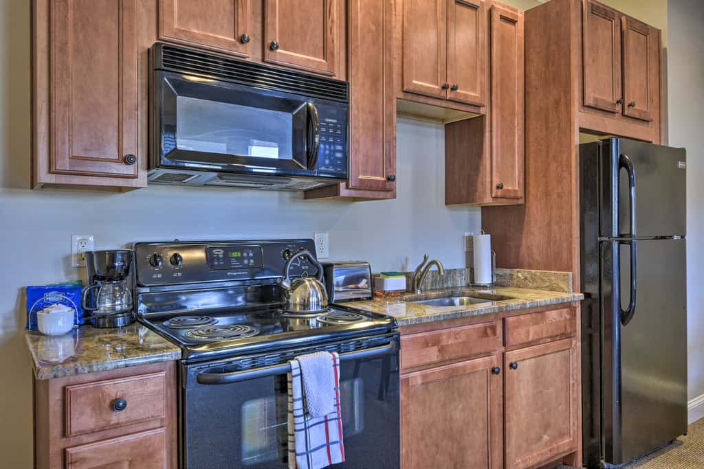 Resort-Style Condo/Suite on Golf Course w/ Pool!