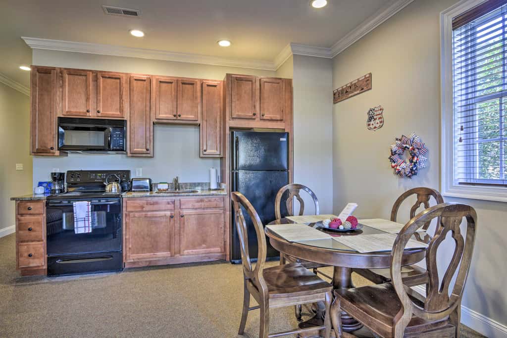 Resort-Style Condo/Suite on Golf Course w/ Pool!