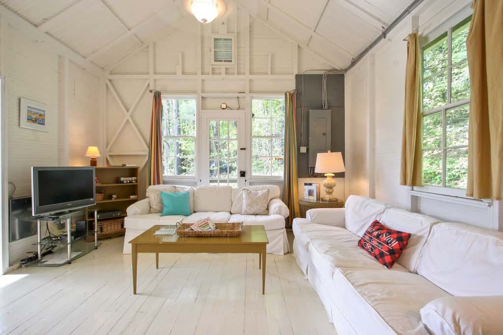 Cozy Stockbridge Cabin - Walk to Beach & Lake!