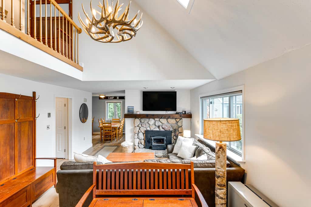 Condo w/ Deck & Grill < 5 Miles to Loon Mountain!