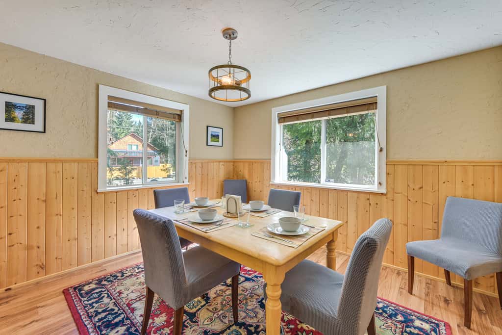 Cozy Ashford Home - 5 Mi to Rainier Nat'l Park!