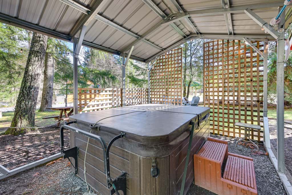 Cozy Ashford Home - 5 Mi to Rainier Nat'l Park!